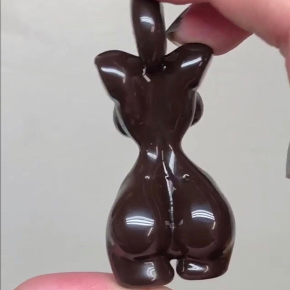 Lady Ishtar brown girl female form pendant - Picture 2 of 3